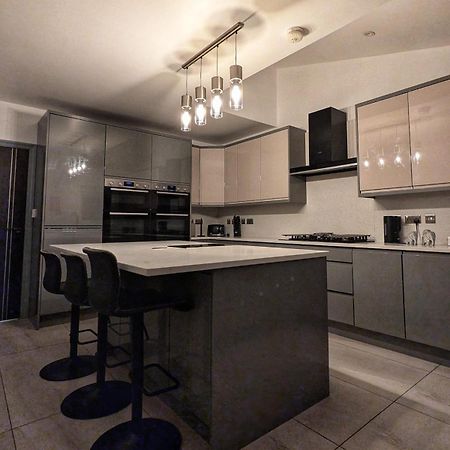 Beautiful 5 Bedroom Home Sleeps 12 People In Μάντσεστερ Εξωτερικό φωτογραφία